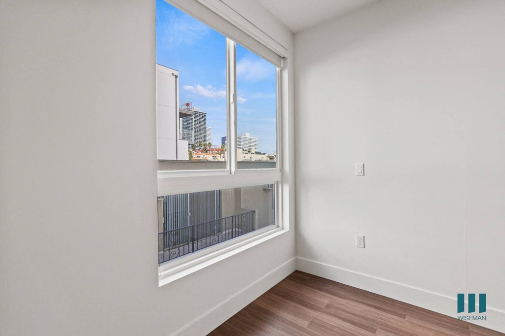 Bedroom with Large-Size Windows and Vinyl Flooring