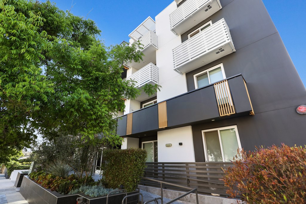 Sidewalk View of Tamarind Emerald by Wiseman