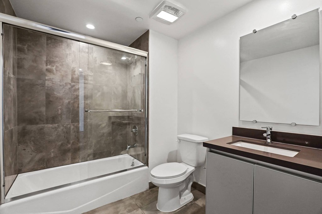 Bathroom with Shower Bath with Glass Door