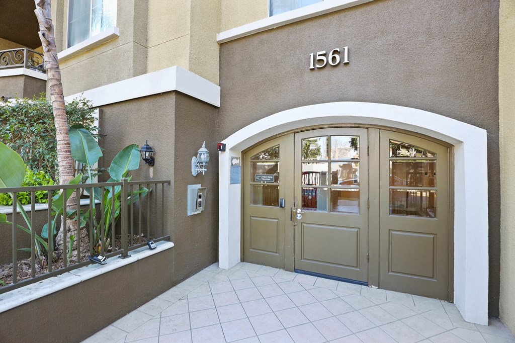 Front Entrance to Barrington Santa Monica by Wiseman