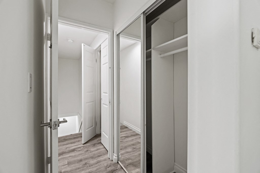 Bedroom  Entryway with Mirrored Closet