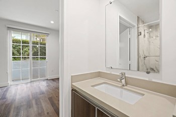 Bedroom with Balcony and Bathroom - Photo Gallery 20