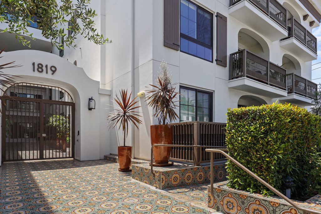 Front Entrance of Kelton Madera