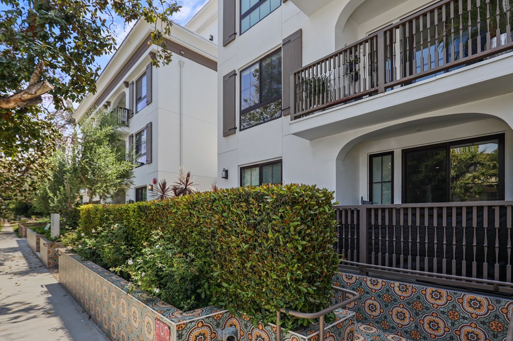 Side View of Kelton Madera