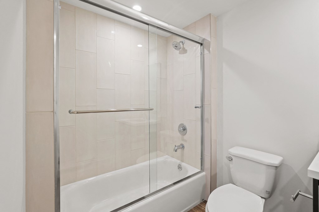 Bathroom with Shower Bath with Glass Door