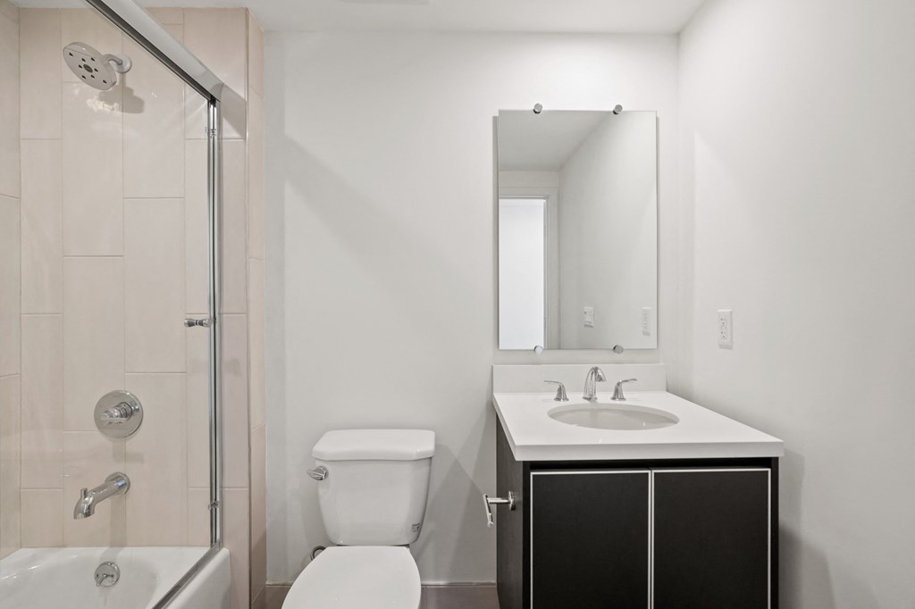 Bathroom with Shower Bath with Glass Door