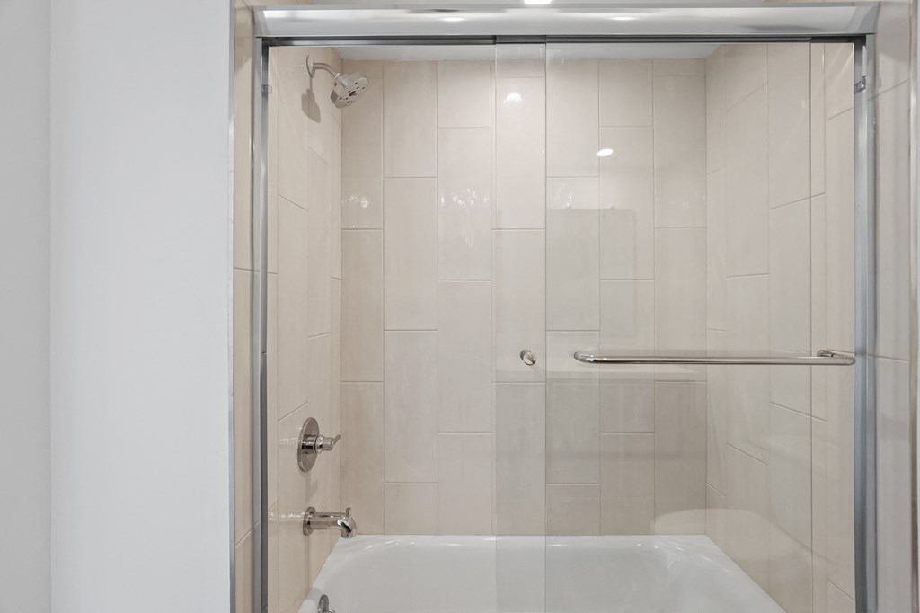 Bathroom with Shower Bath with Glass Door