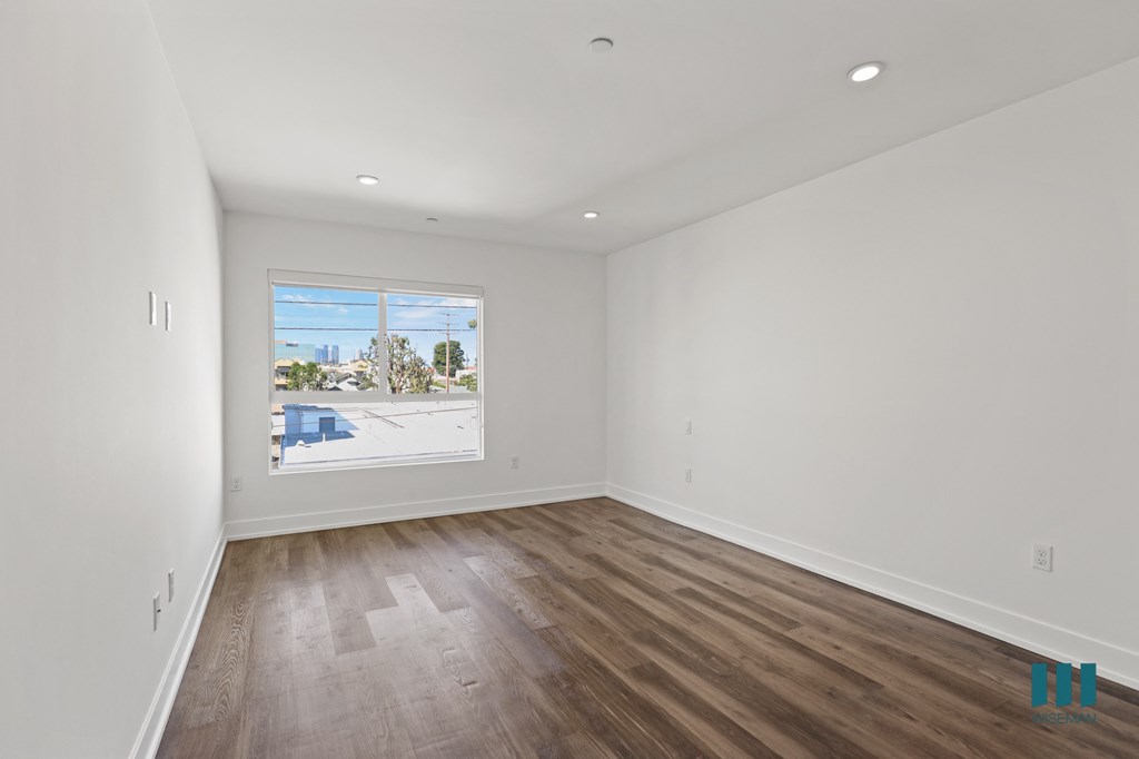 Bedroom with Large-Size Windows, Vinyl Flooring, and Recessed Lighting