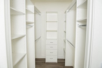 LA Apartments with Walk-In Closets - Photo Gallery 15