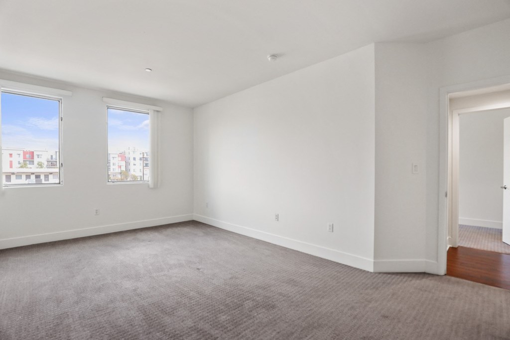 Bedroom with Bathroom and Large-Size Windows