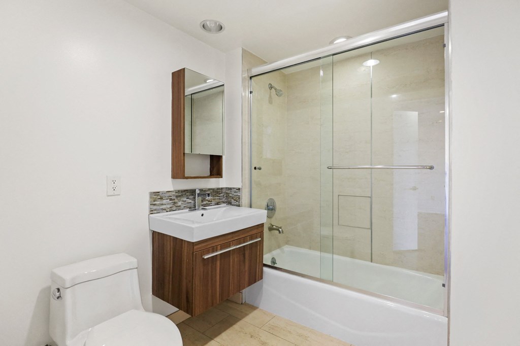 Bathroom withe Full-Size Bathtub with Glass Doors