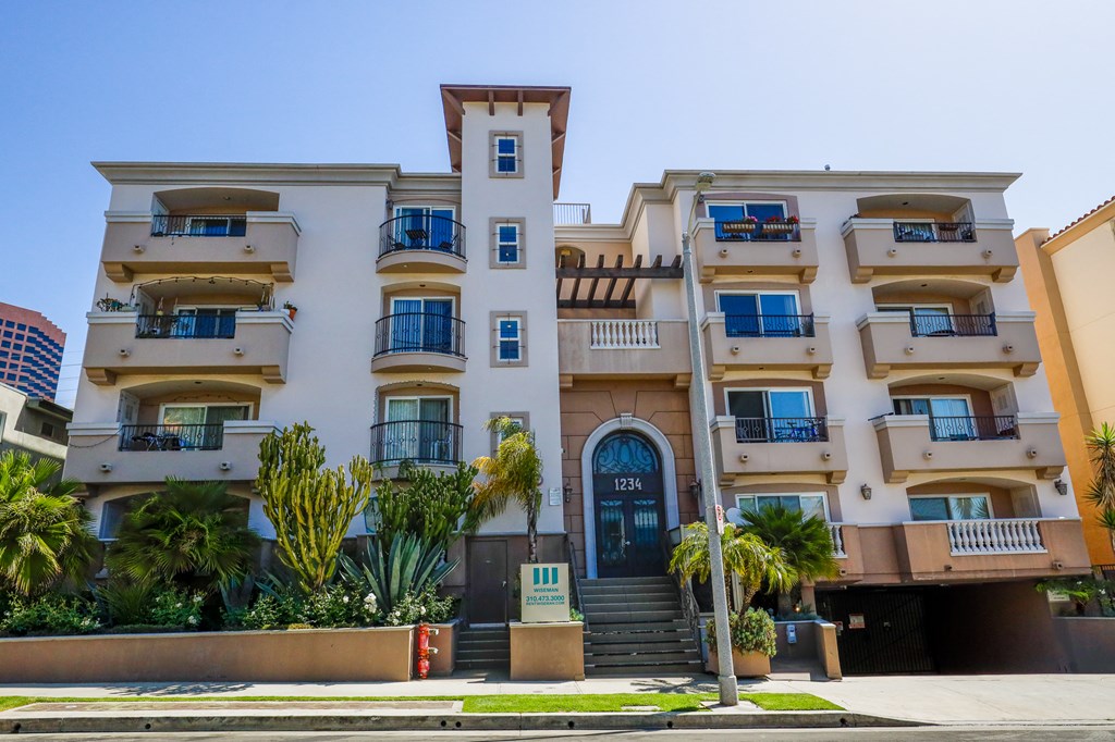 Armacost Colony by Wiseman Three and Four Bedroom Apartment Homes in West LA