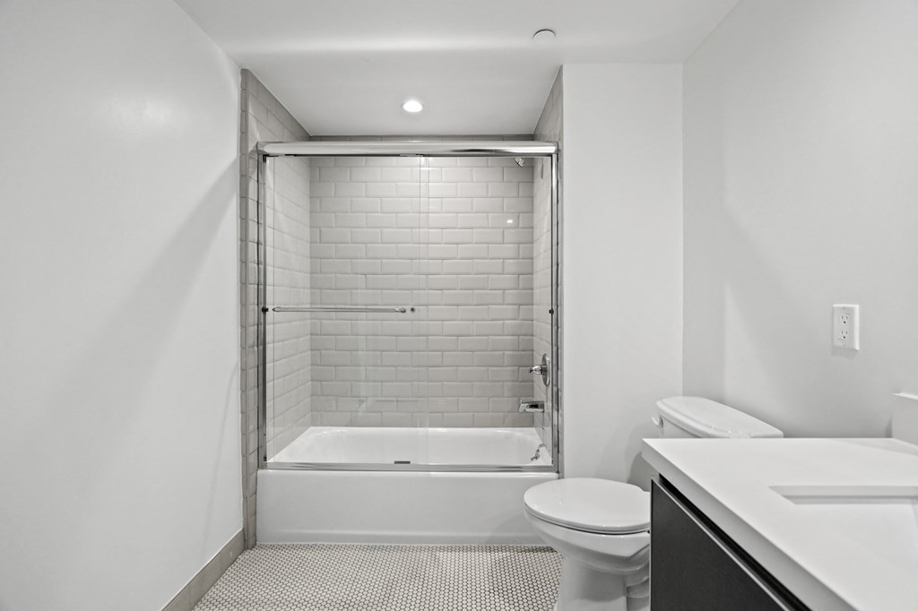 Bathroom with Shower Bath with Glass Door