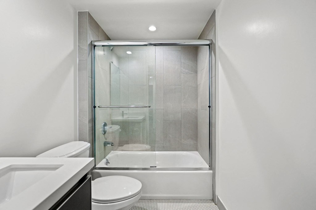 Bathroom with Shower Bath with Glass Door
