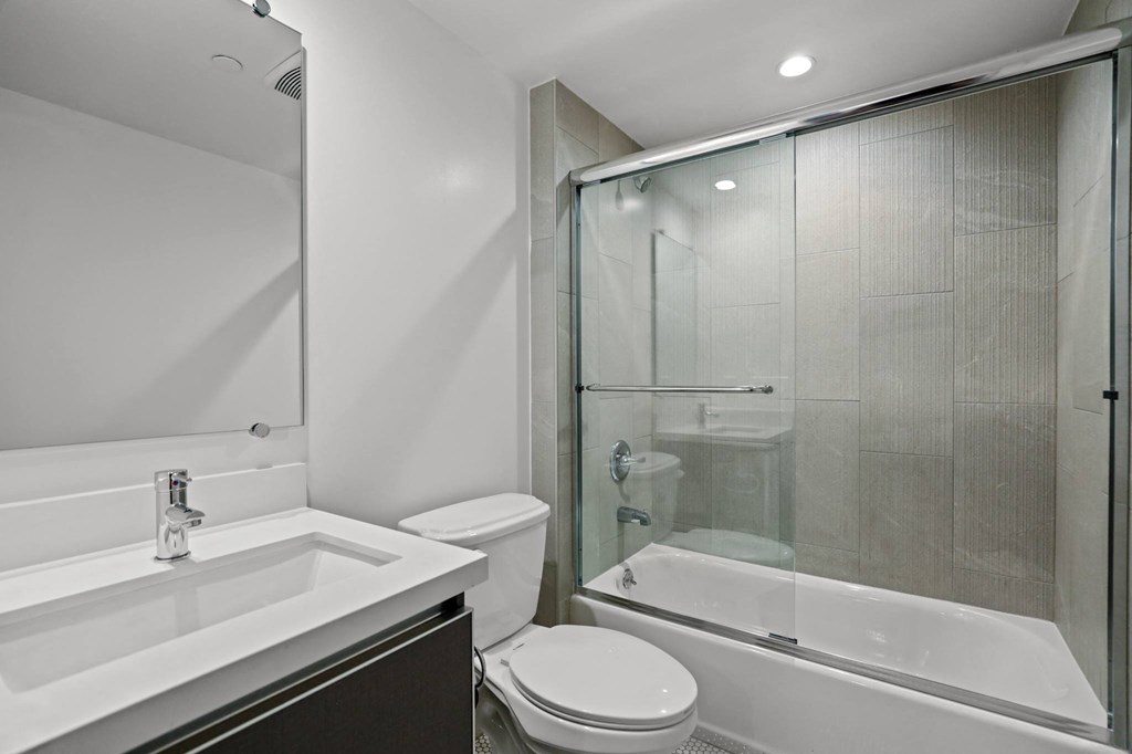 Bathroom with Shower Bath with Glass Door