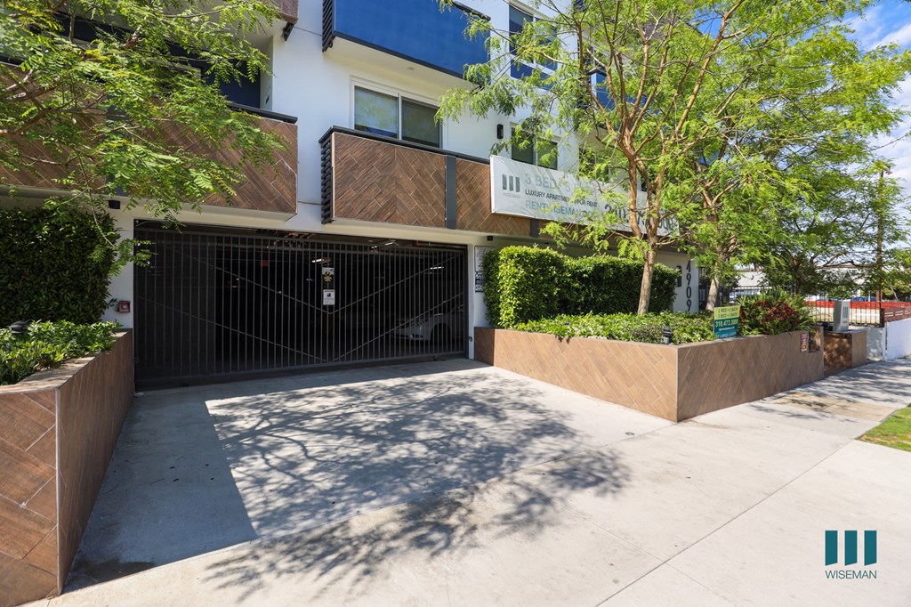 Resident Garage Entrance of Rosewood Heights
