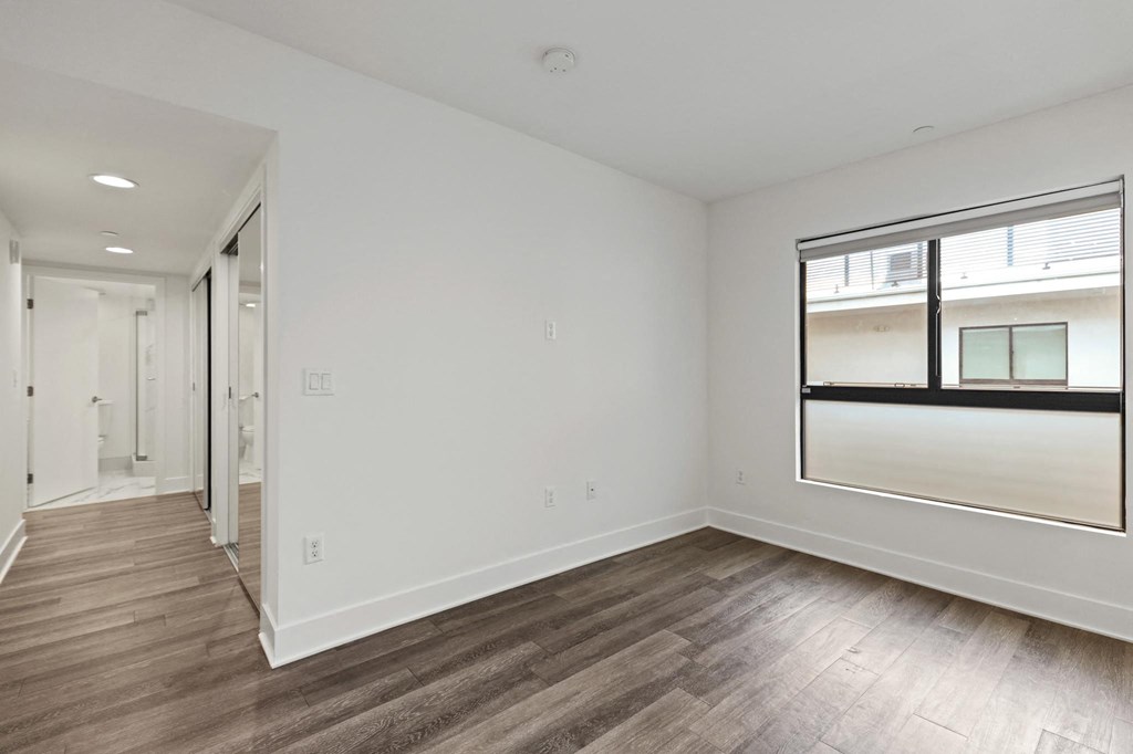Bedroom with Vinyl Flooring and Large-Size Windows