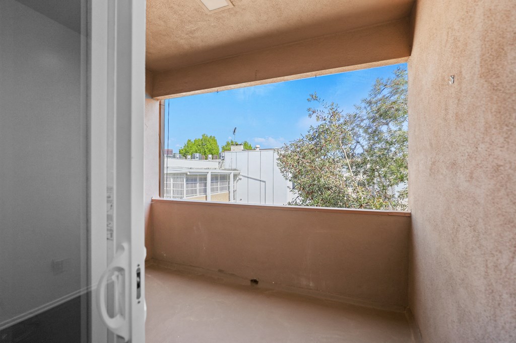 Large-Size Upper Level Patio