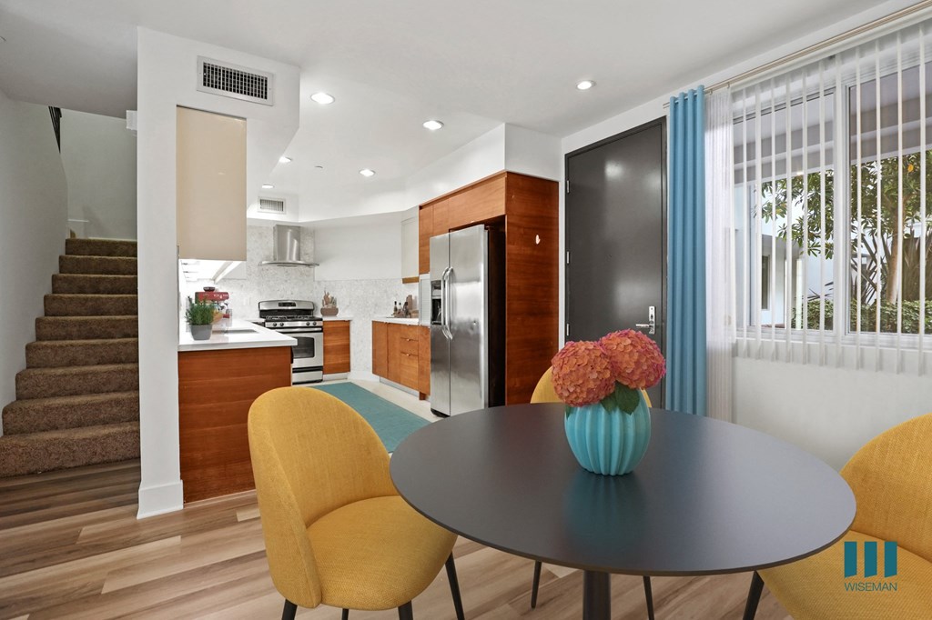 Townhome-Style Unit with Full-Size Kitchen and Dining Area Townhome-Style Unit with Full-Size Kitchen and Dining Area