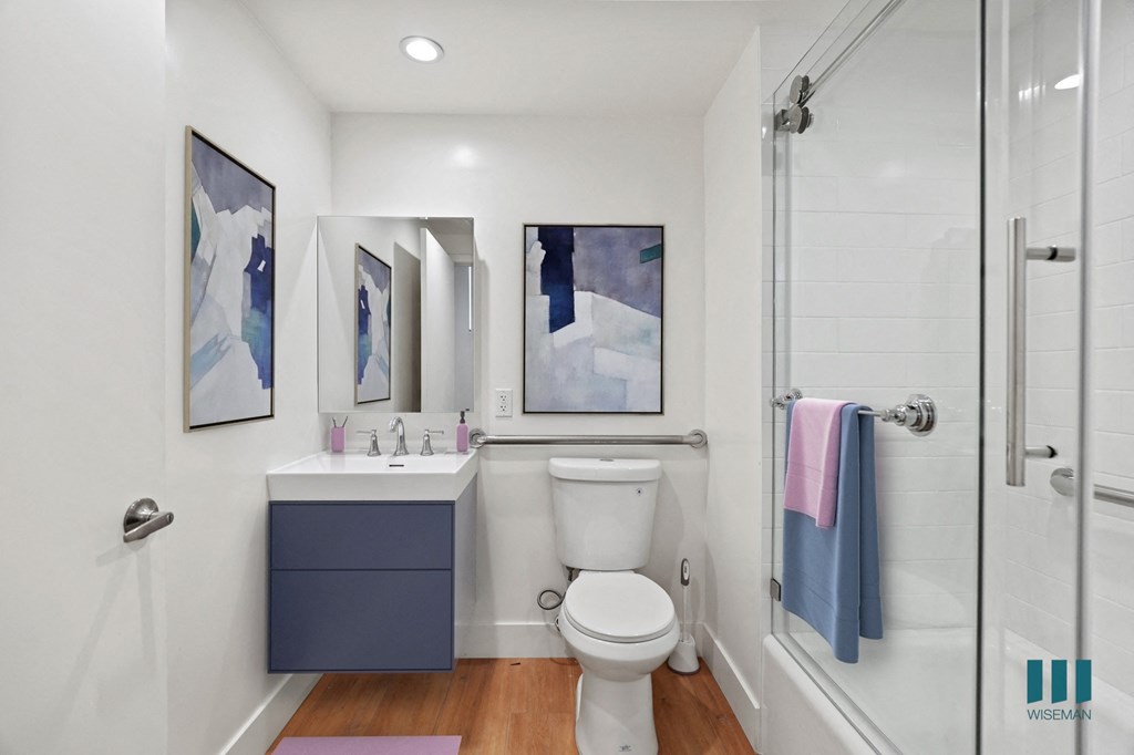 Bathroom with Shower Bath with Glass Door