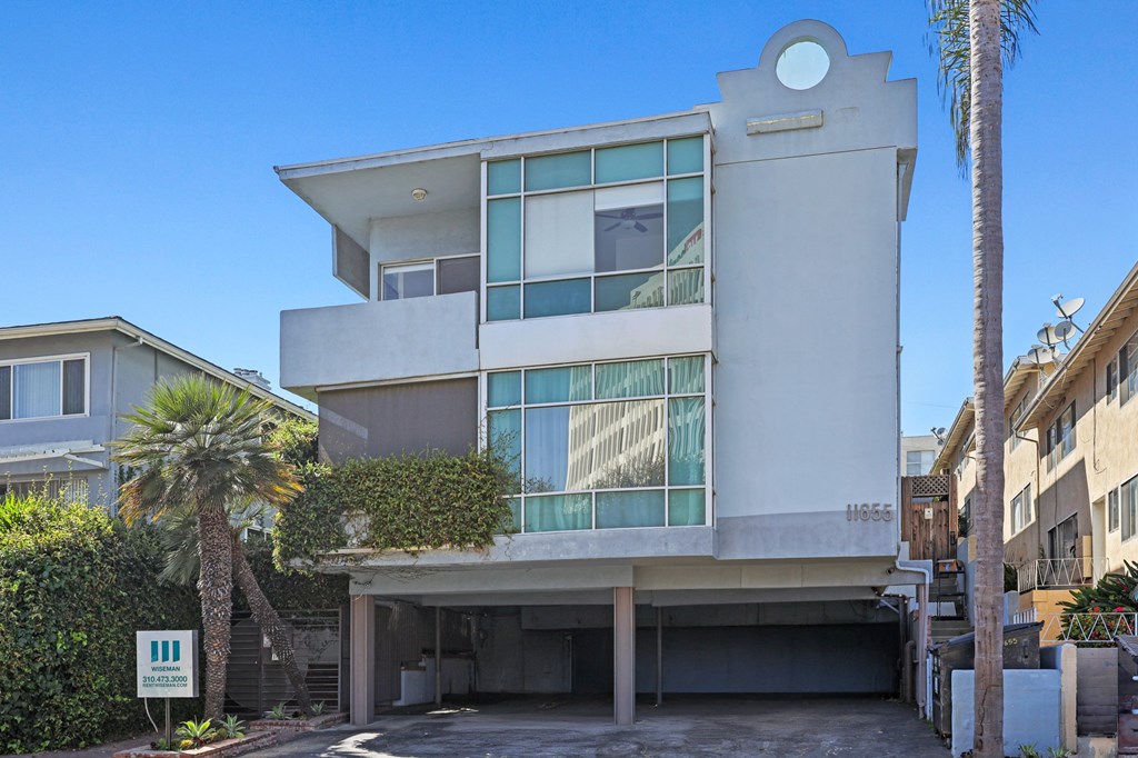 Sidewalk View of Gorham Ten by Wiseman