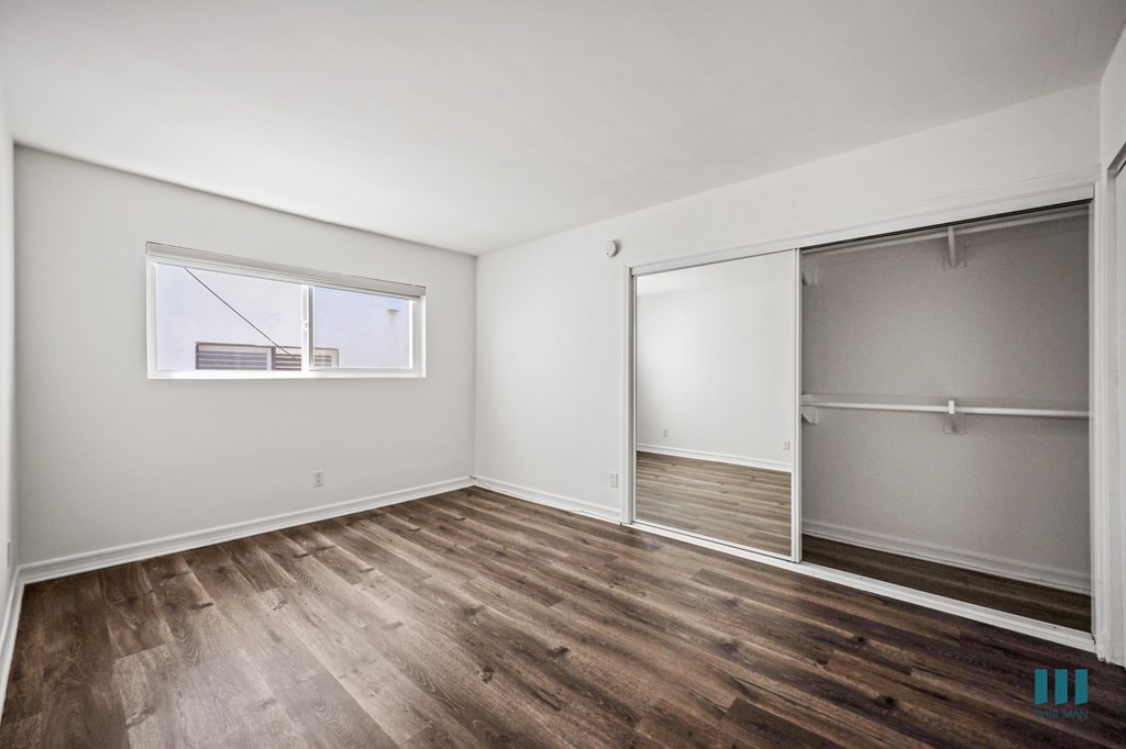 Bedroom with Large-Size Mirrored Closet and Vinyl Flooring