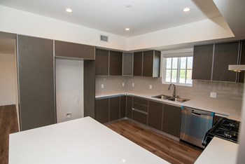 126 N.Kings RD. 3 Beds Apartment for Rent - Photo Gallery 3