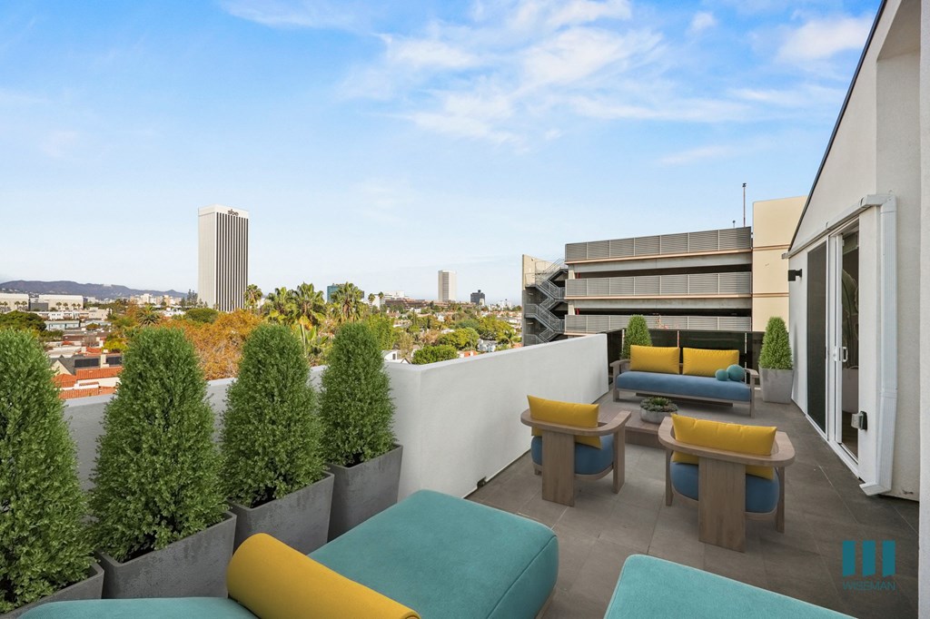 Large-Size Patio with Fantastic Views of the City - Bamboo Floor Plan