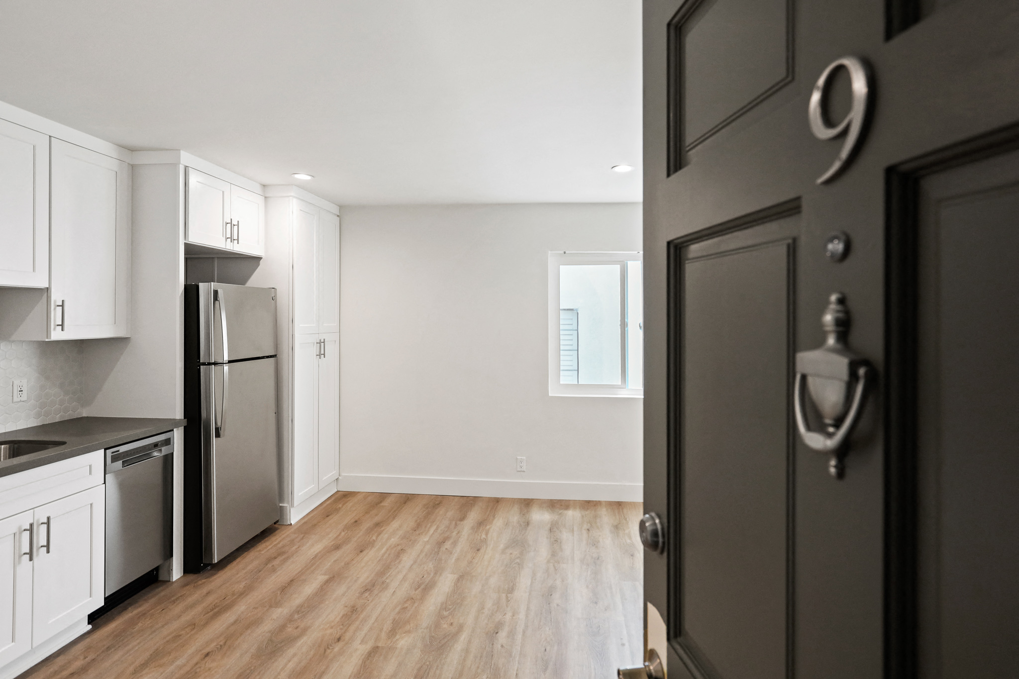 Studio Apartment with Full-Size Kitchen and Natural Light