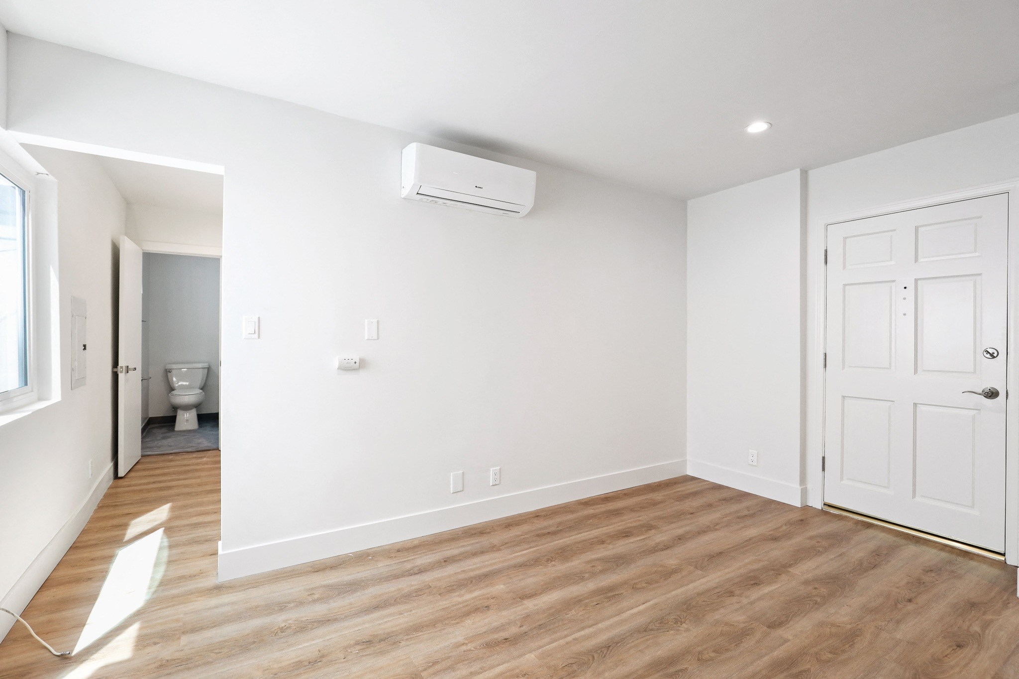 Spacious Studio Apartment with Central AC and Vinyl Flooring