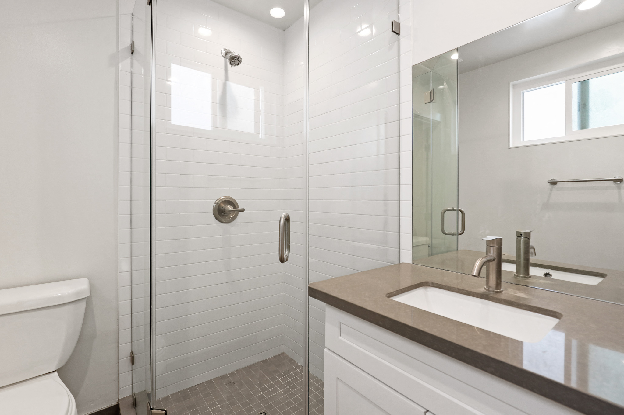 Studio Apartment with Full-Size Bathroom and Stand-Up Shower