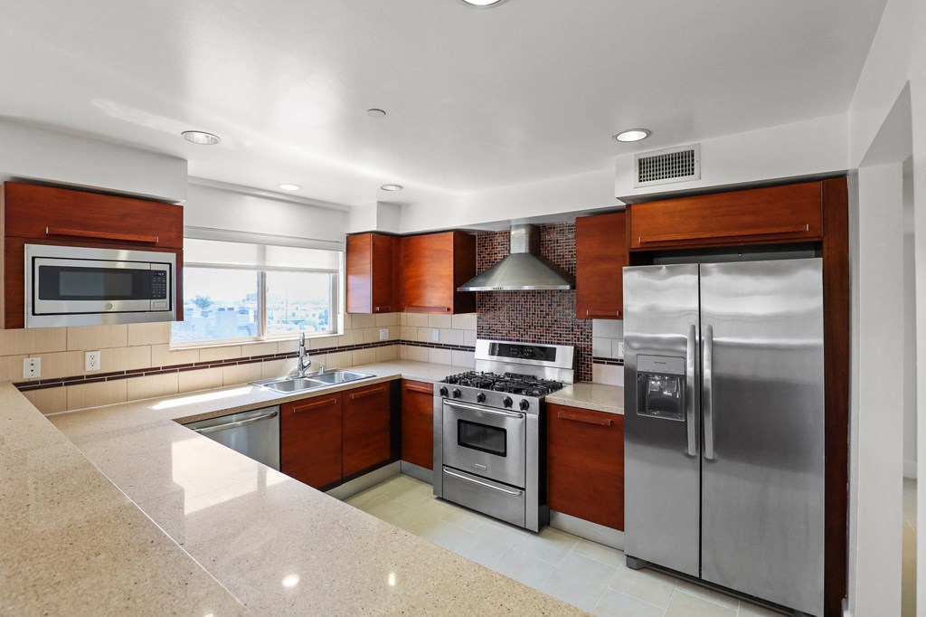 Large-Size Kitchen with Full-Size Energy-Efficient Appliances