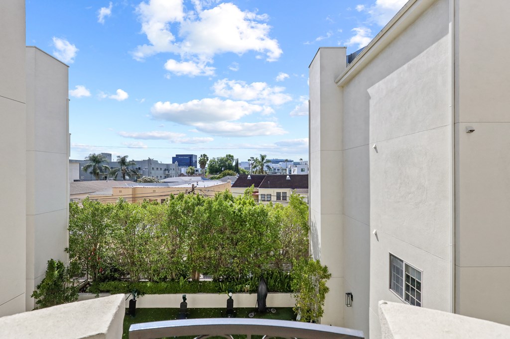 Courtyard View from Sweetzer on Third
