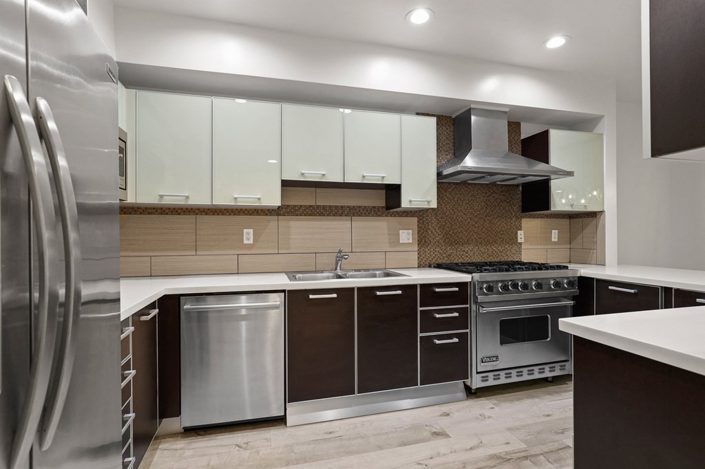 Large-Size Kitchen with Energy-Efficient Appliances Large-Size Kitchen with Energy-Efficient Appliances