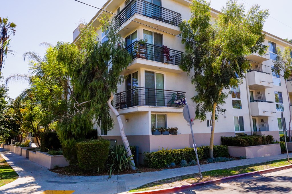 Corner View of Edinburgh Courtyard by Wiseman