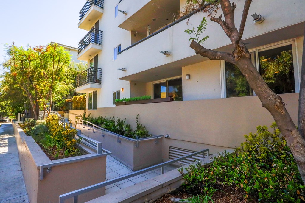 Handicap Entrance to Edinburgh Courtyard by Wiseman