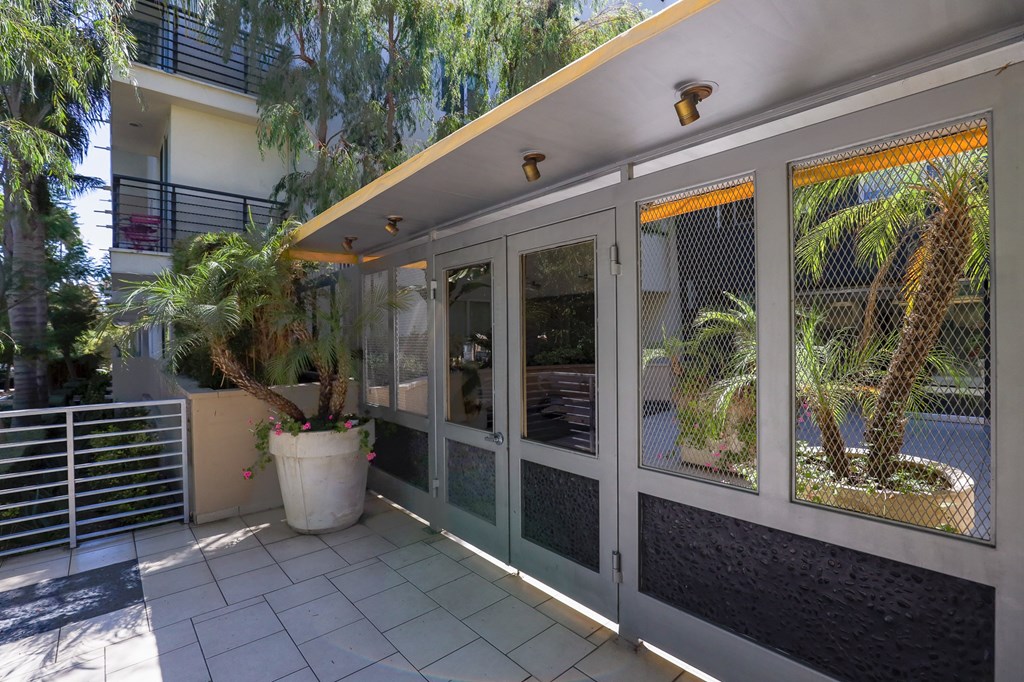 Front Entrance to Edinburgh Courtyard by Wiseman