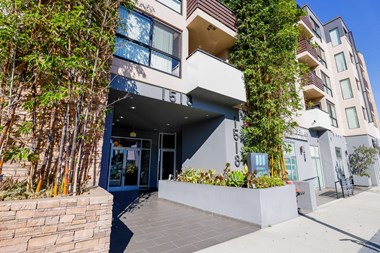 1518 Federal Ave. Studio Apartment for Rent - Photo Gallery 1