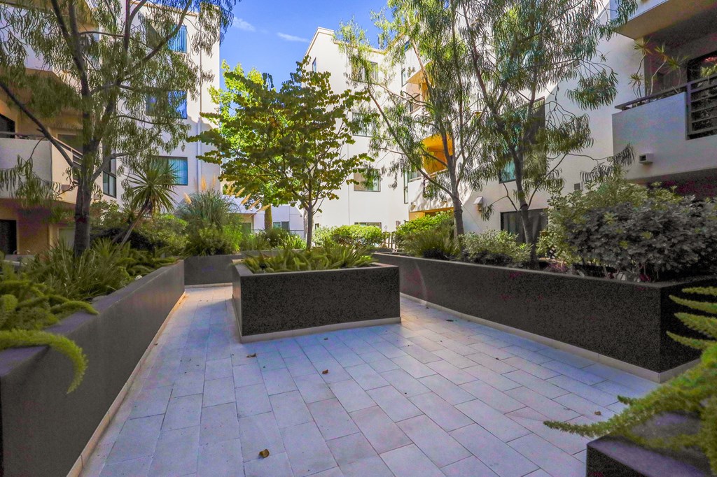Courtyard Area of Santa Monica Federal by Wiseman
