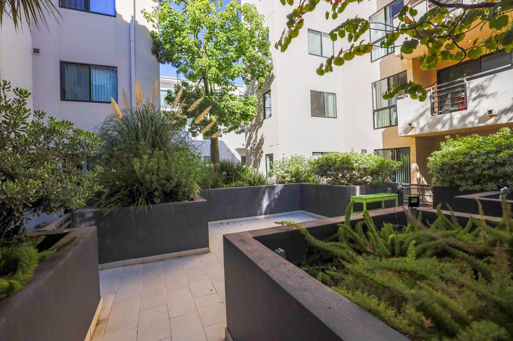 Lower Level Courtyard of Santa Monica Federal by Wiseman