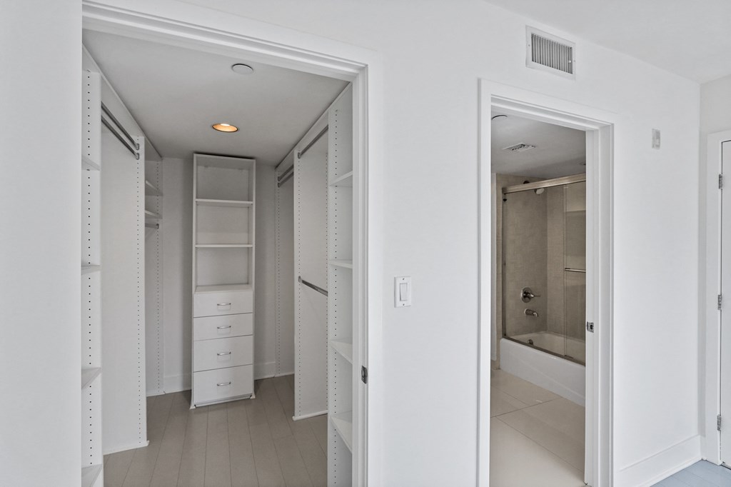 walk in closet unit 212