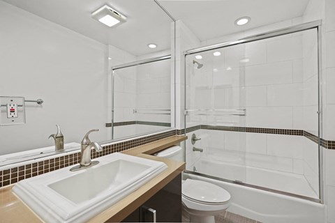 Bathroom with Shower Bath with Glass Door