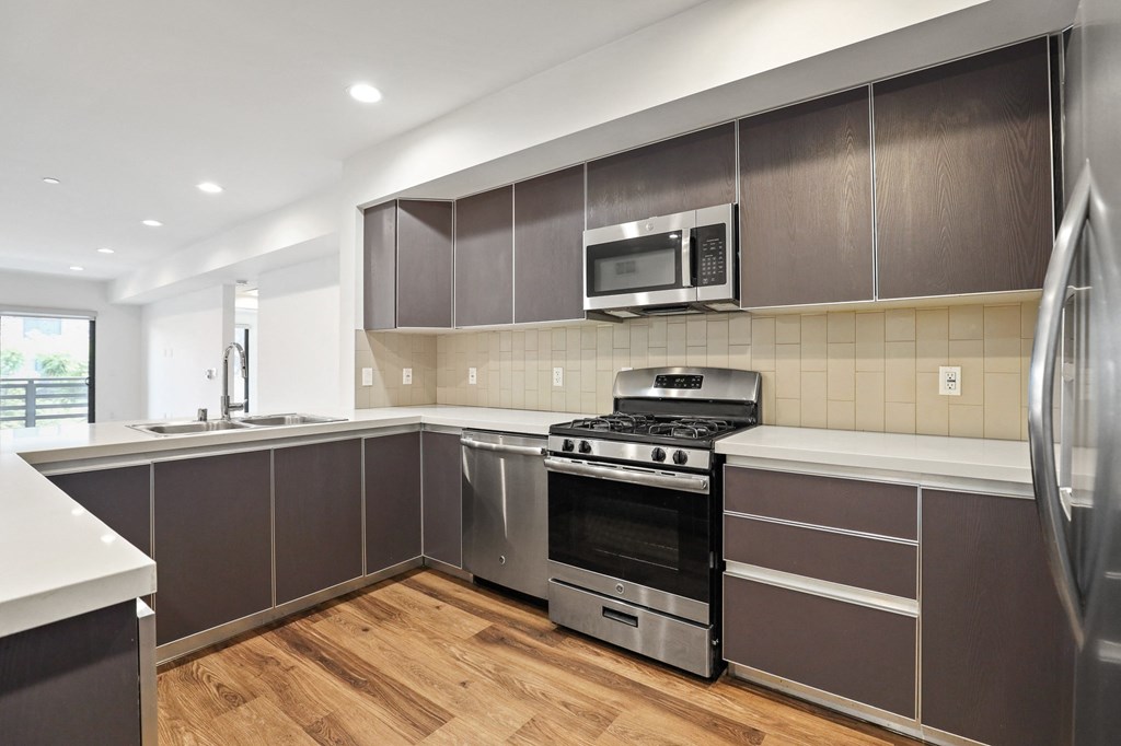 Large-Sized Kitchens with Energy-Efficient Appliances