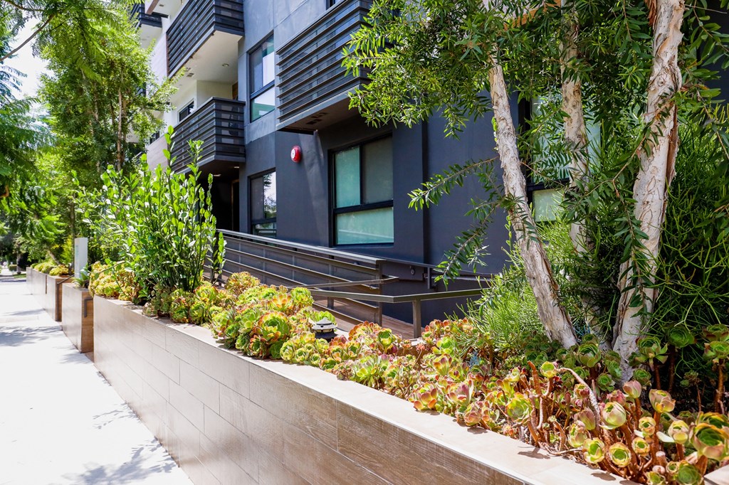 Handicap accessible Entrance to Hudson Lux by WIseman