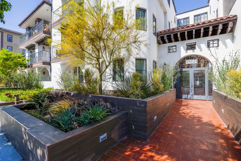 Entrance of Kelton Alexander by Wiseman