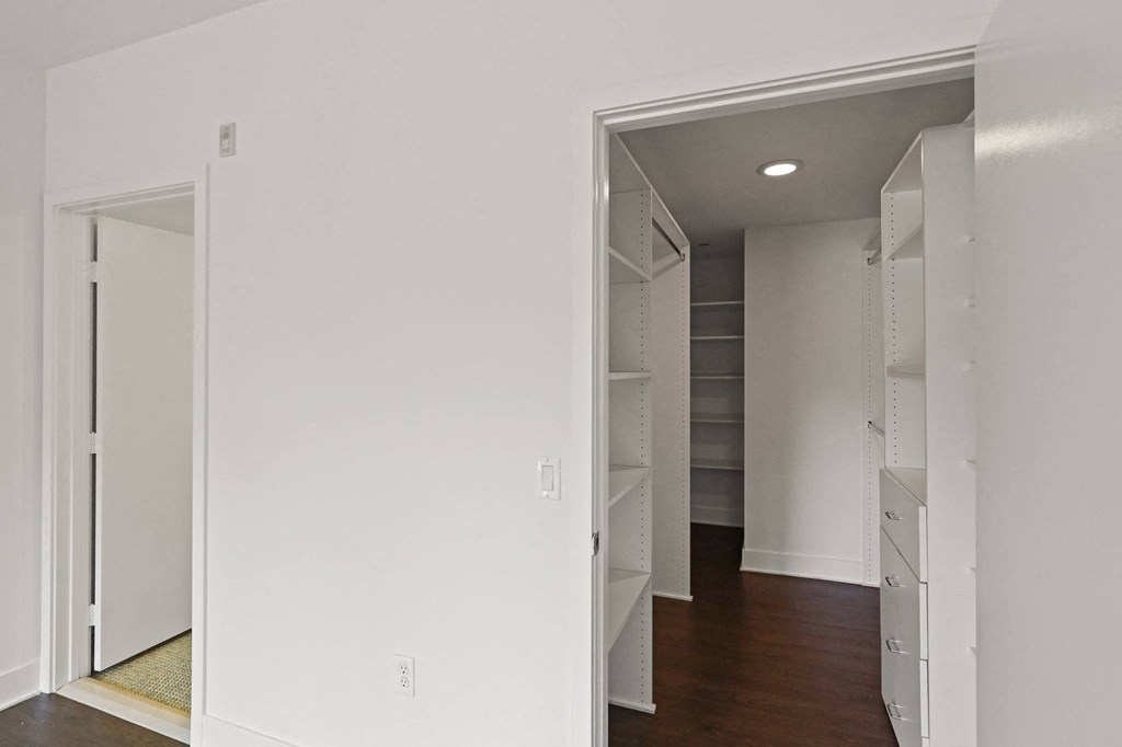 Walk-In Closets with Built-In Organizers