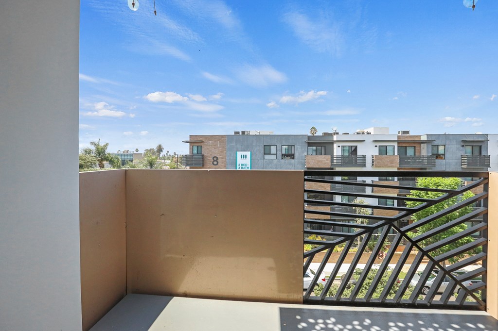 Large-Sized Patios at Waring Hudson