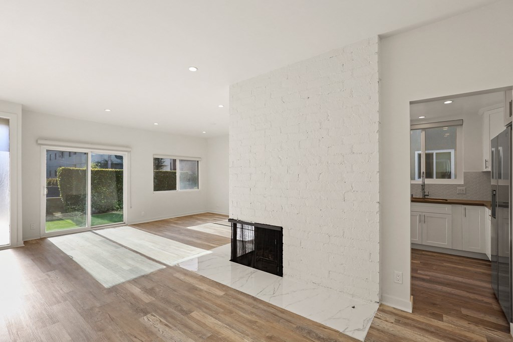 LA Apartment with Open-Concept Floorplan