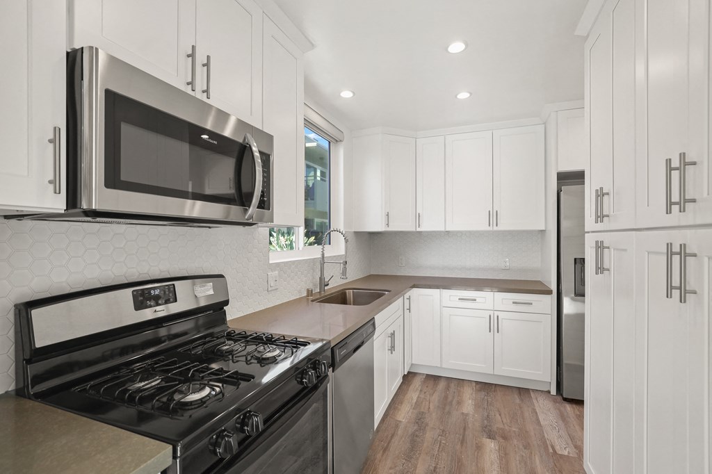 Apartment Full-Size Kitchen with Lots of Cabinet Storage
