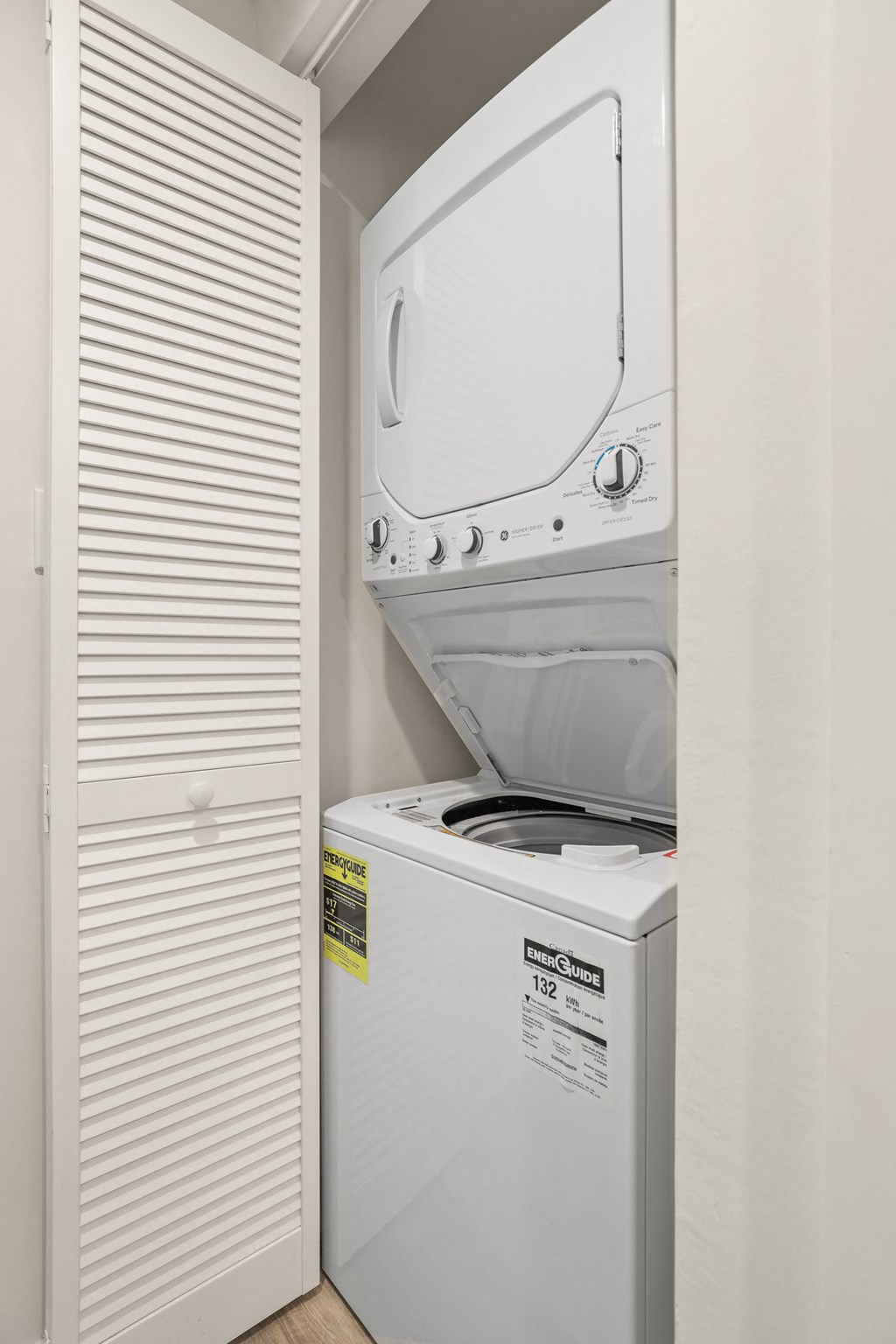 Brentwood Apartment with In-Suite Washer and Dryer